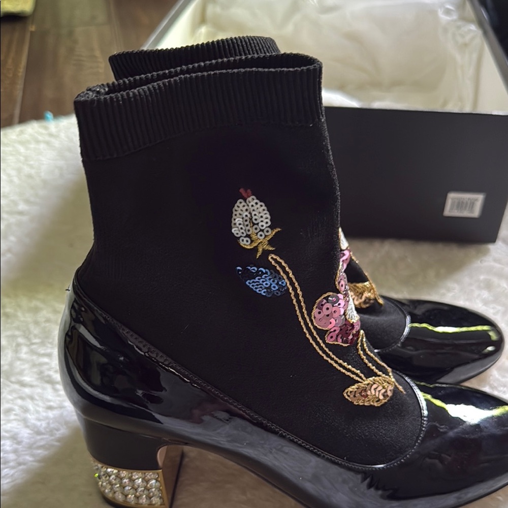 Gucci Black and Gold Heeled Boots - Picture 2 of 6